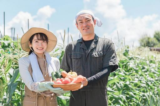 農業する男女