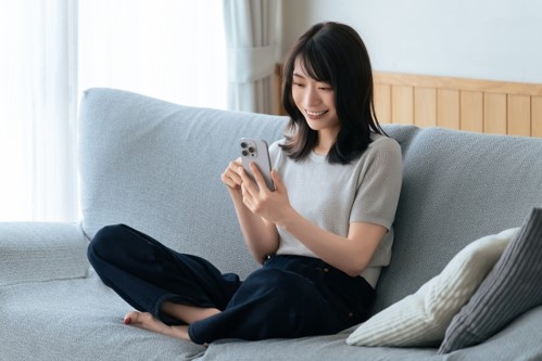 スマホを見る女性