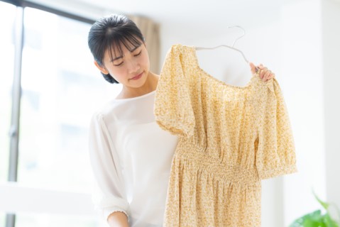 服を選ぶ女性