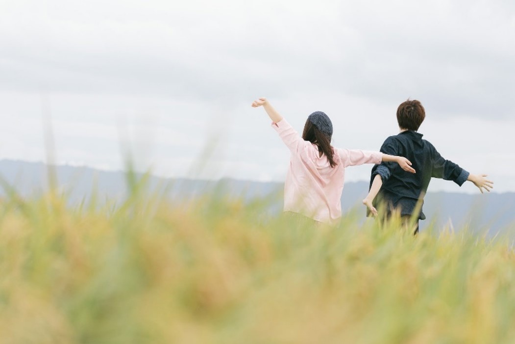 畑にいる男女